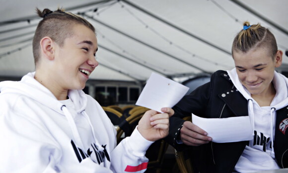 Se Marcus og Martinus utfordre hverandre i «vitse-challenge»
